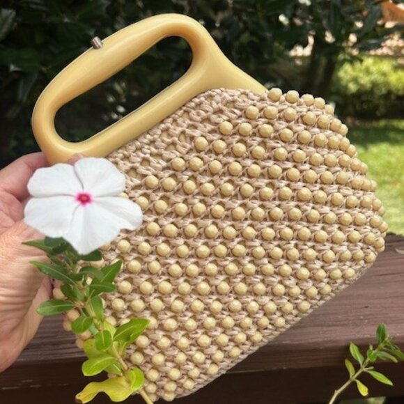 CREAM RAFFIA Beaded Clam Shell Lucite Handle BAG - Picture 2 of 8